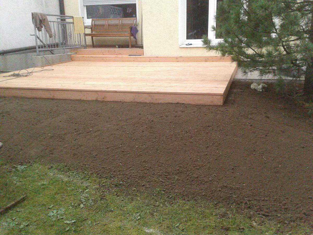 ein Holzdeck steht in einem Garten neben einem Haus - Traumgärten Benjamin Biermeyer aus Soest