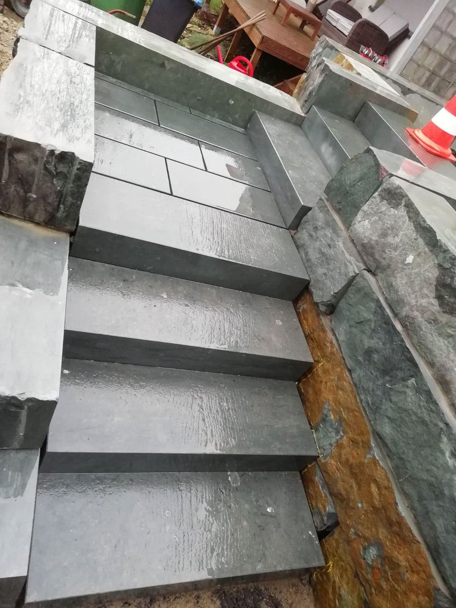 eine Reihe grauer Steintreppe , die neben einer Wand stehen - Traumgärten Benjamin Biermeyer aus Soest