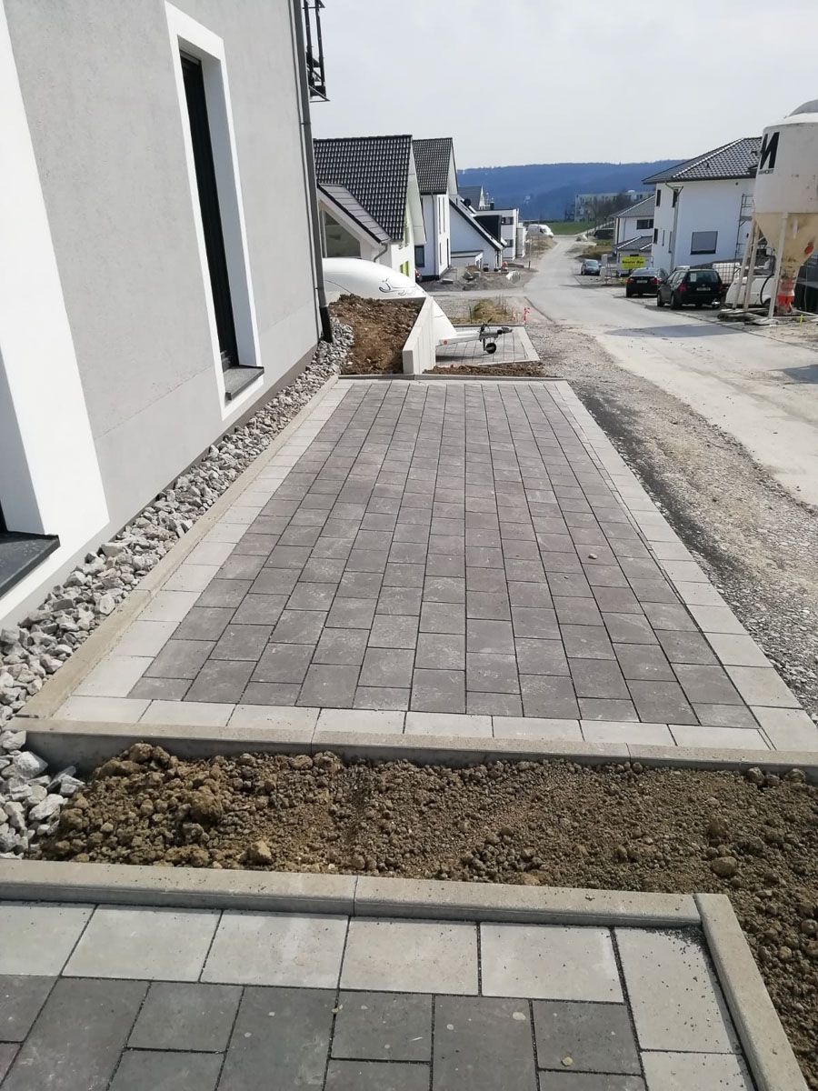 ein Bürgersteig , der neben einem Haus in einer Wohnsiedlung führt - Traumgärten Benjamin Biermeyer aus Soest