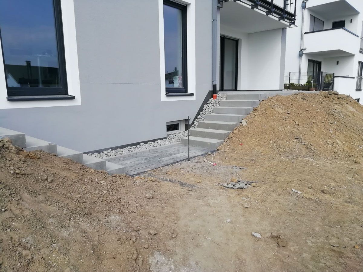 ein weißes Gebäude mit einer Treppe , die zu einem Balkon führt - Traumgärten Benjamin Biermeyer aus Soest