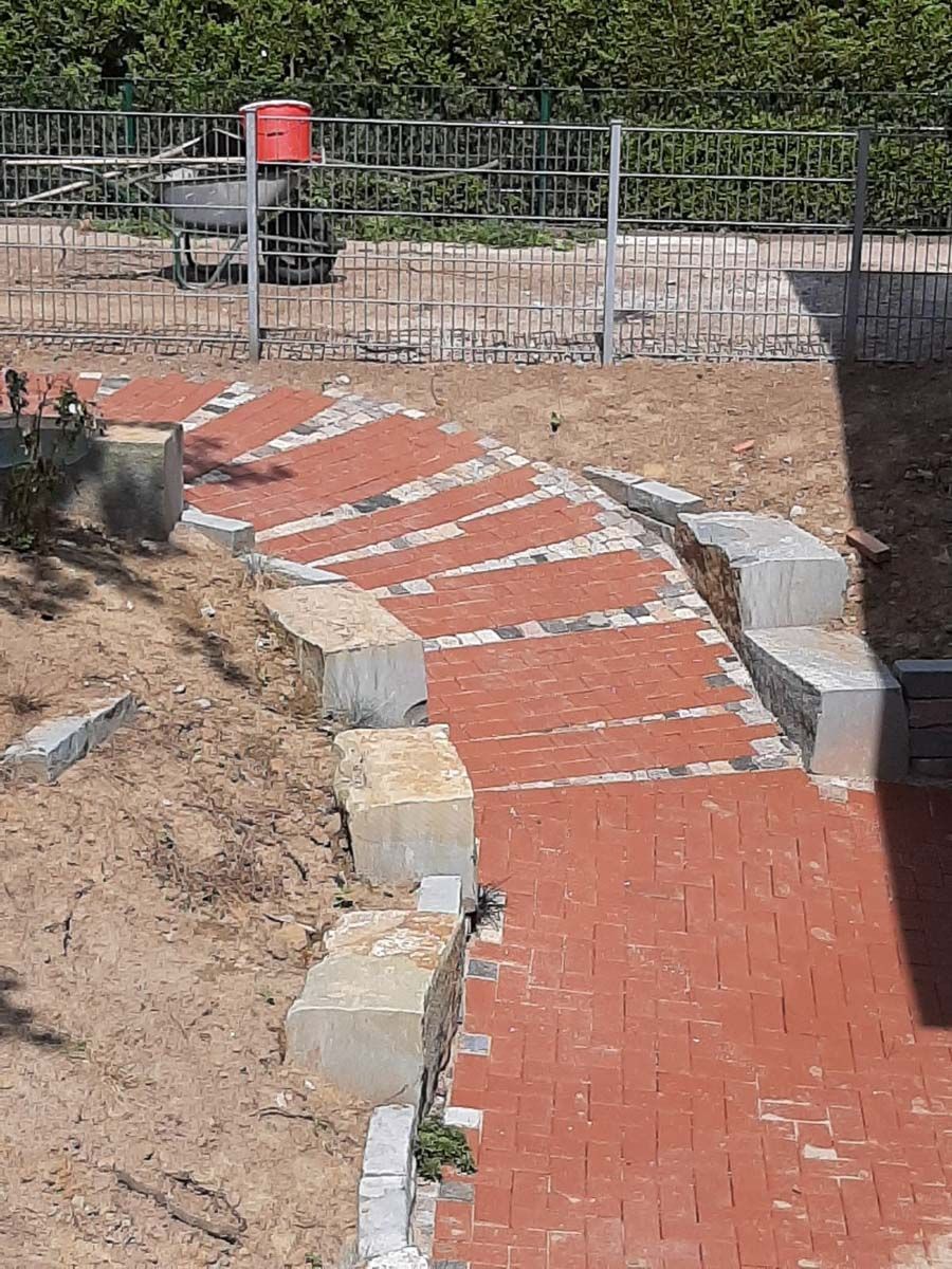 ein Gehweg aus Backsteinen wird in einem Garten gebaut - Traumgärten Benjamin Biermeyer aus Soest