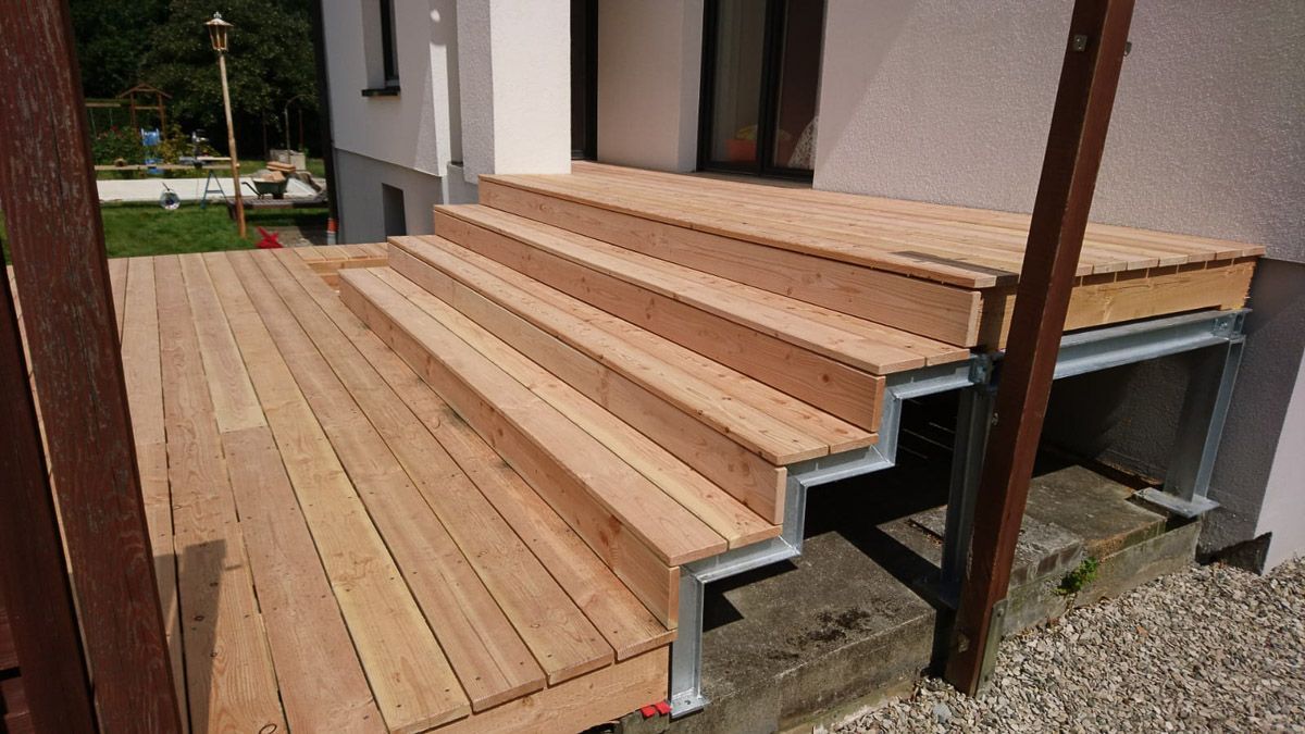 ein Holzdeck mit Metalltreppen vor einem Haus - Traumgärten Benjamin Biermeyer aus Soest