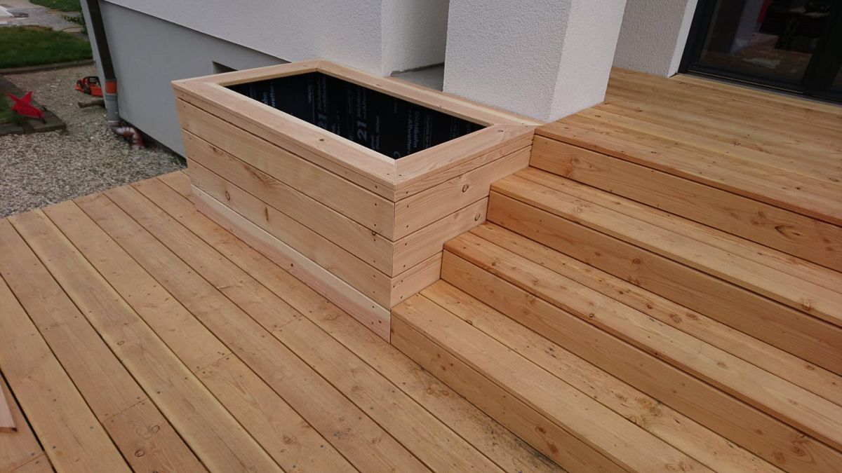 ein Holzdeck mit Treppen und einem Holzkasten darauf - Traumgärten Benjamin Biermeyer aus Soest