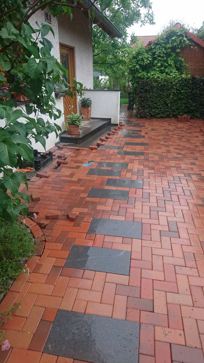 ein Backsteinweg , der zu einem Haus führt - Traumgärten Benjamin Biermeyer aus Soest