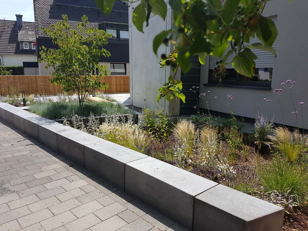 Eine Bank steht neben einem Garten vor einem Haus - Traumgärten Benjamin Biermeyer aus Soest