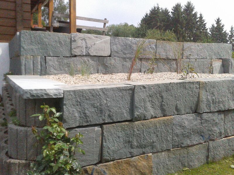 eine Steinmauer mit einem kleinen Baum darauf - Traumgärten Benjamin Biermeyer aus Soest