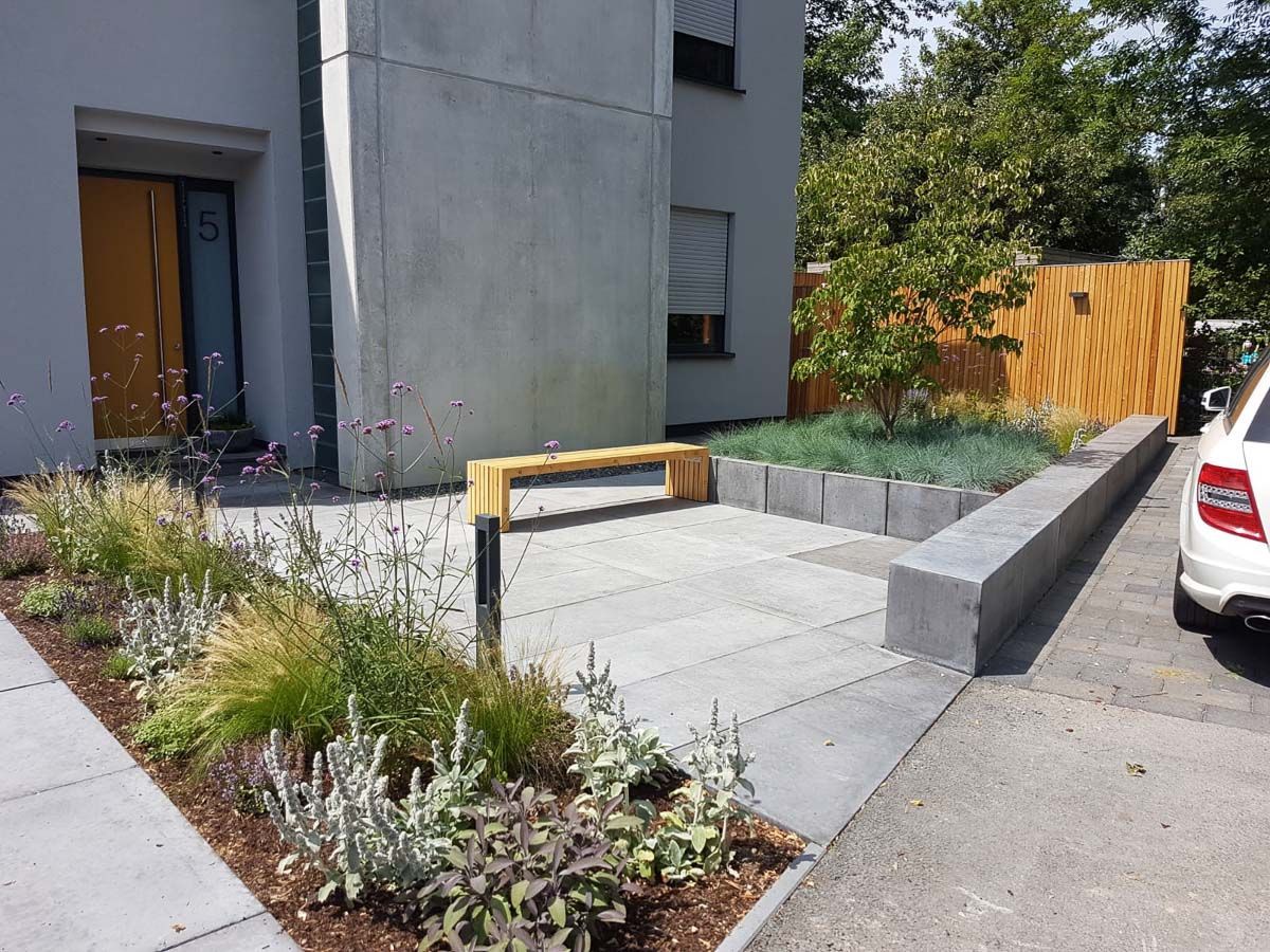 ein weißes Auto ist vor einem Haus geparkt - Traumgärten Benjamin Biermeyer aus Soest