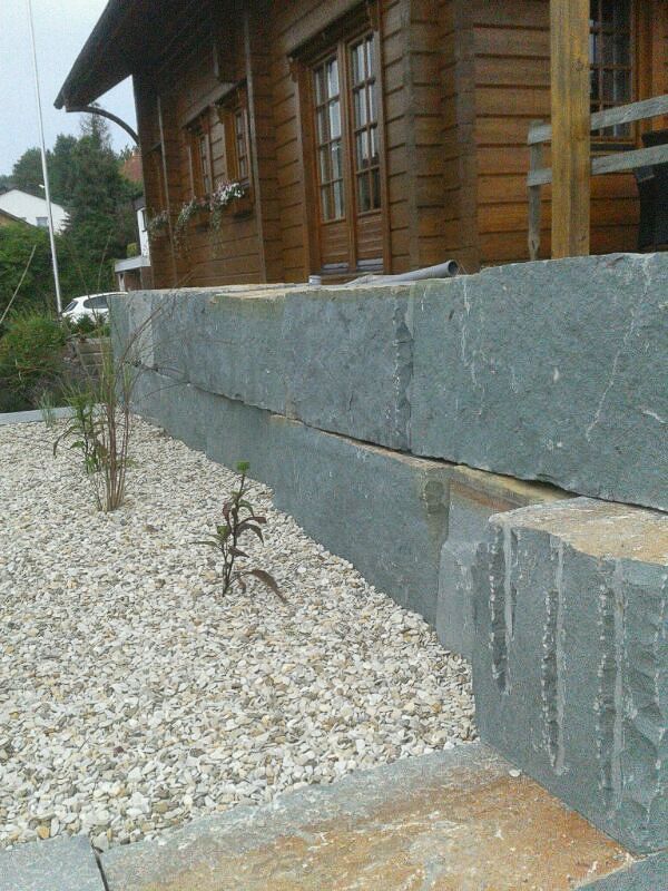 eine Steinmauer steht vor einem Holzhaus - Traumgärten Benjamin Biermeyer aus Soest