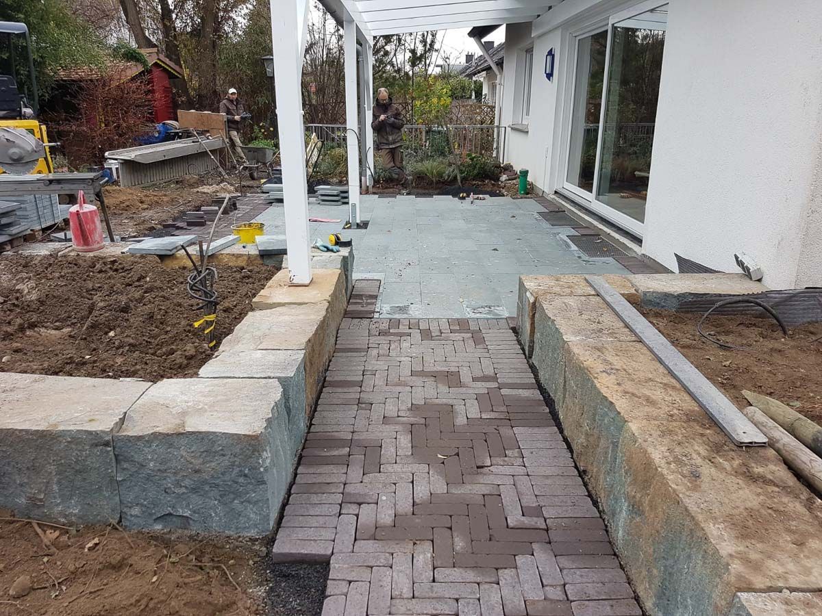 ein Gehweg mit Backsteinen führt zu einem weißen Haus - Traumgärten Benjamin Biermeyer aus Soest