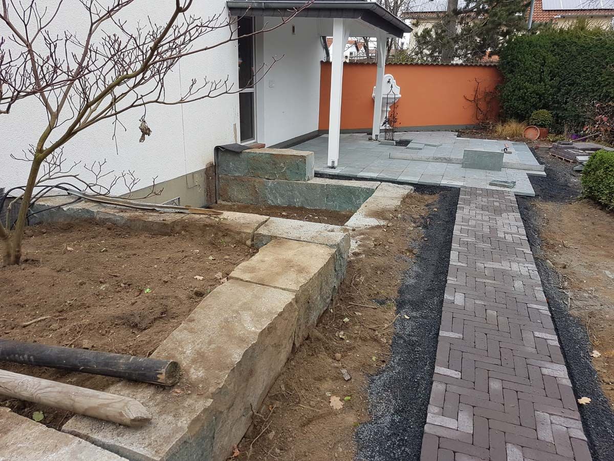 ein Gehweg in einem Garten neben einem Haus - Traumgärten Benjamin Biermeyer aus Soest