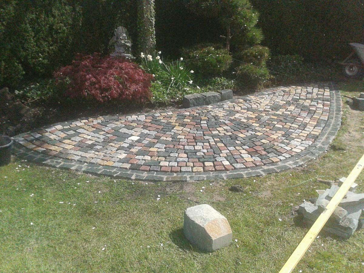 ein Kreis aus Backsteinen , der in einem Garten gebaut wird - Traumgärten Benjamin Biermeyer aus Soest