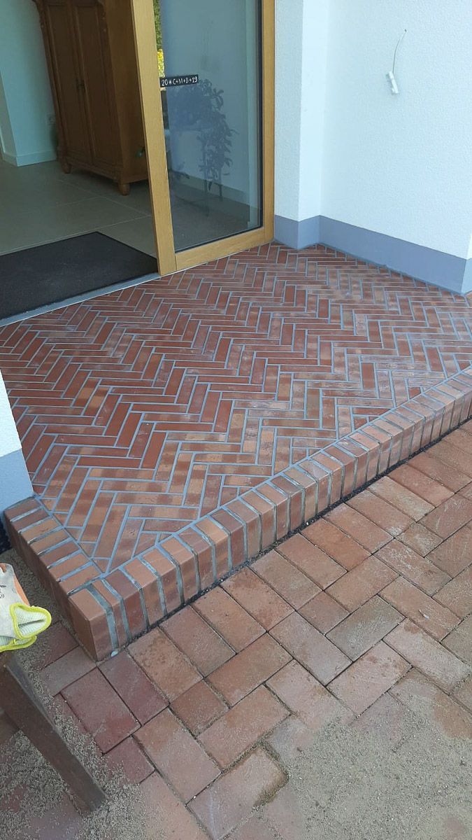 eine rote Backsteinterrasse mit einem Ziegelmuster vor einer Tür - Traumgärten Benjamin Biermeyer aus Soest