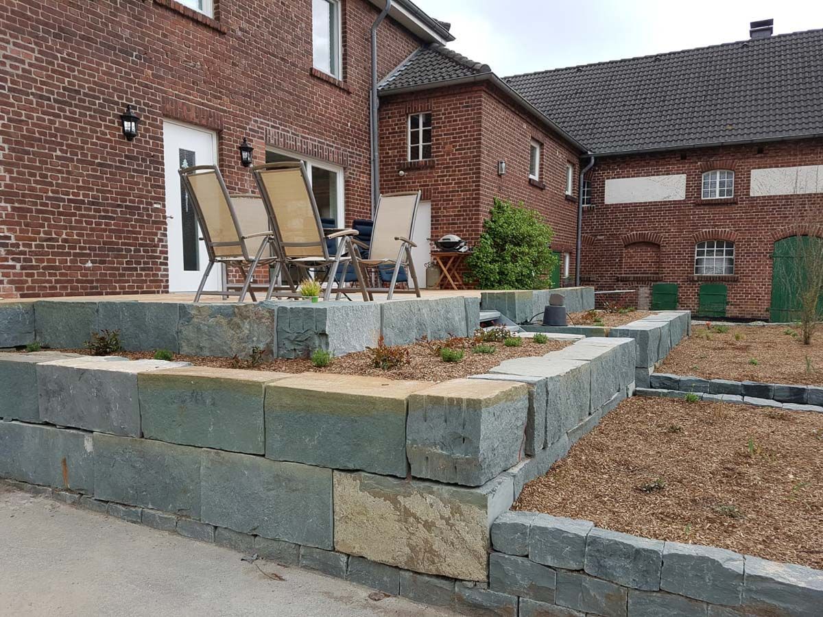 eine Terrasse mit Stühlen vor einem Backsteinhaus - Traumgärten Benjamin Biermeyer aus Soest