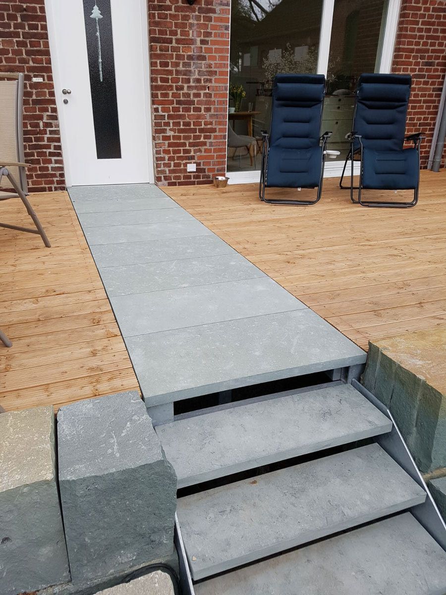 ein Holzdeck mit Treppen und Stühlen vor einem Backsteingebäude - Traumgärten Benjamin Biermeyer aus Soest