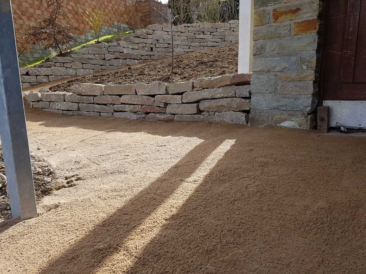 eine Steinmauer steht neben einem braunen Boden - Traumgärten Benjamin Biermeyer aus Soest