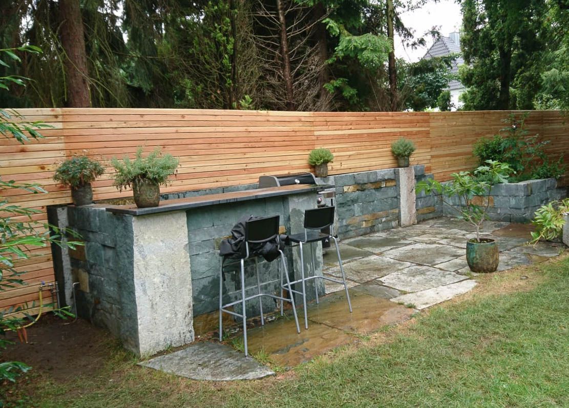ein Garten mit einer Bar , Stühlen und einem Grill - Traumgärten Benjamin Biermeyer aus Soest
