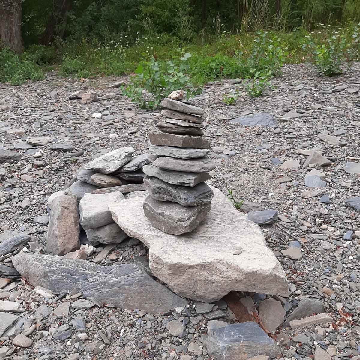 ein Stapel Steine , die auf einem Felsen sitzen - Traumgärten Benjamin Biermeyer aus Soest