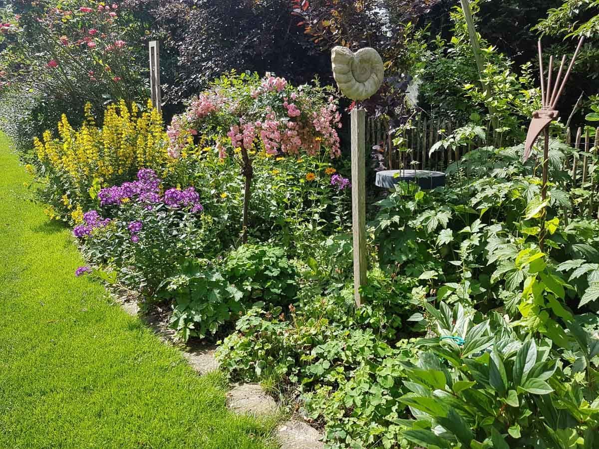 ein Garten mit vielen verschiedenen Blumen und Pflanzen - Traumgärten Benjamin Biermeyer aus Soest