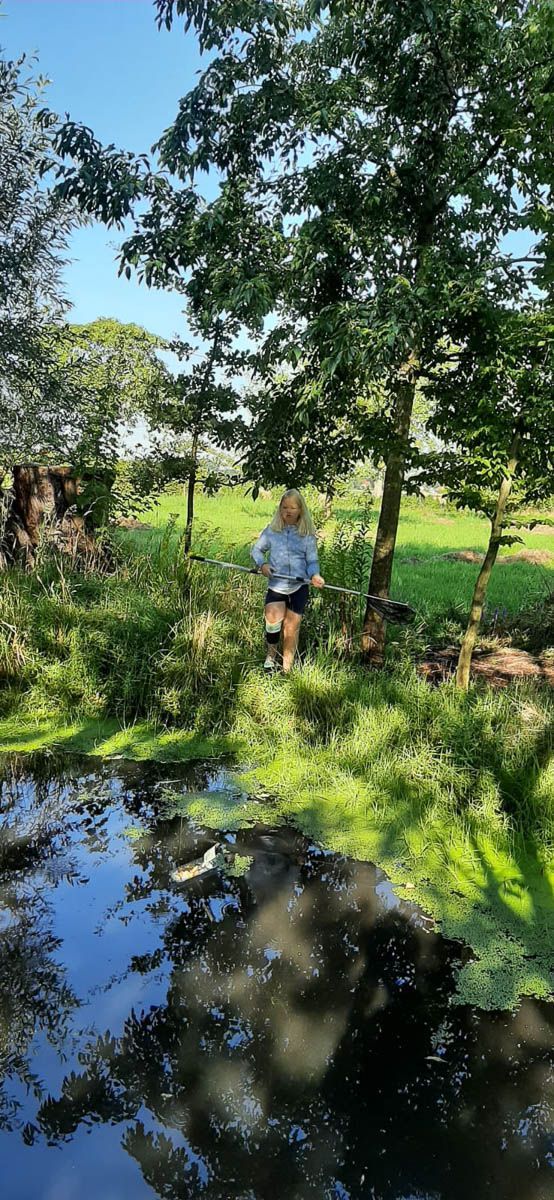 Eine Frau läuft durch einen Wald neben einem Teich - Traumgärten Benjamin Biermeyer aus Soest