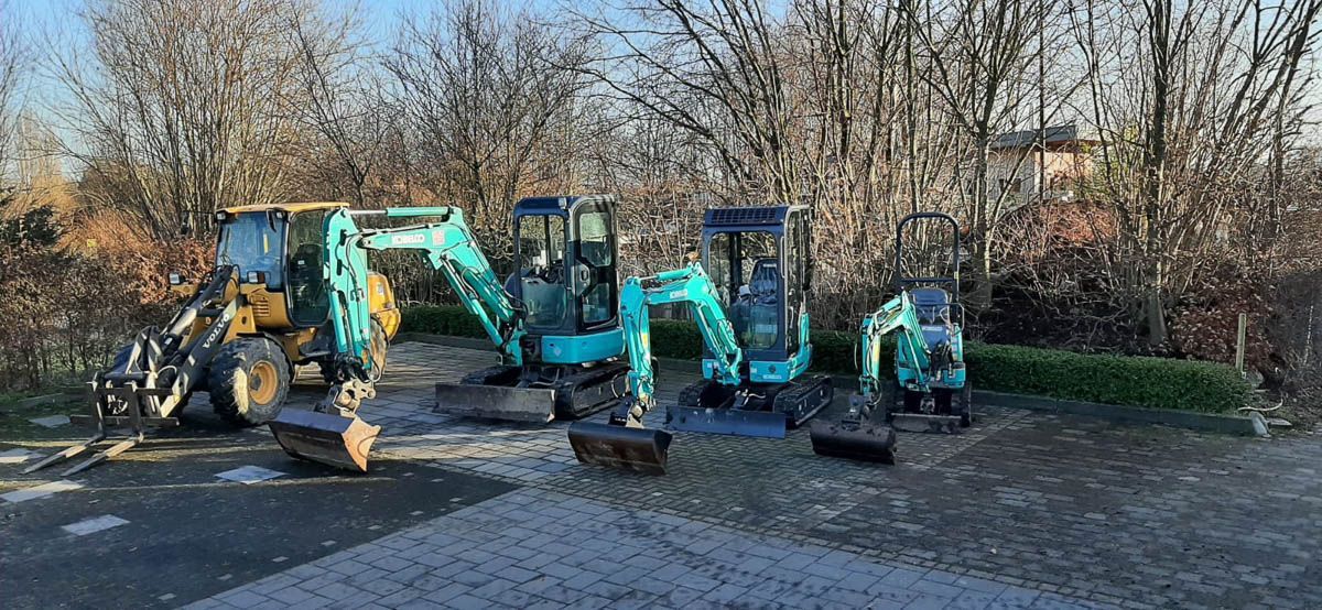 eine Gruppe von Baumaschinen , die auf einem Parkplatz geparkt sind - Traumgärten Benjamin Biermeyer aus Soest