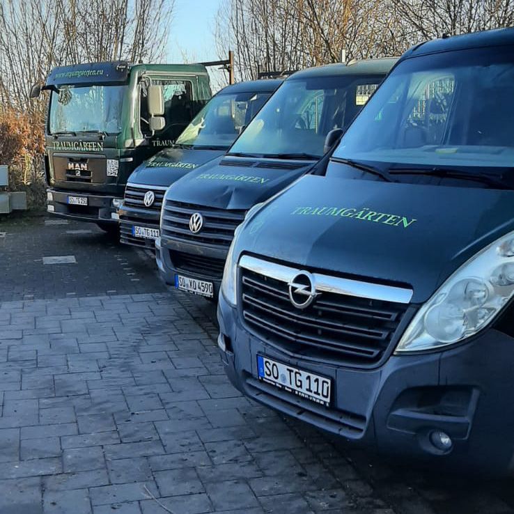 eine Reihe von Lieferwagen , die nebeneinander geparkt sind - Traumgärten Benjamin Biermeyer aus Soest
