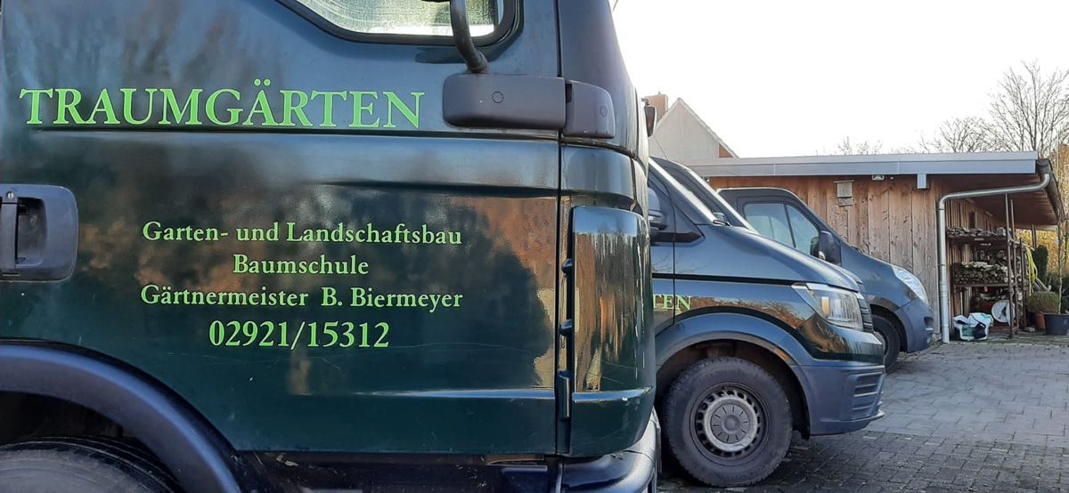 eine Reihe von Lieferwagen , die nebeneinander geparkt sind - Traumgärten Benjamin Biermeyer aus Soest