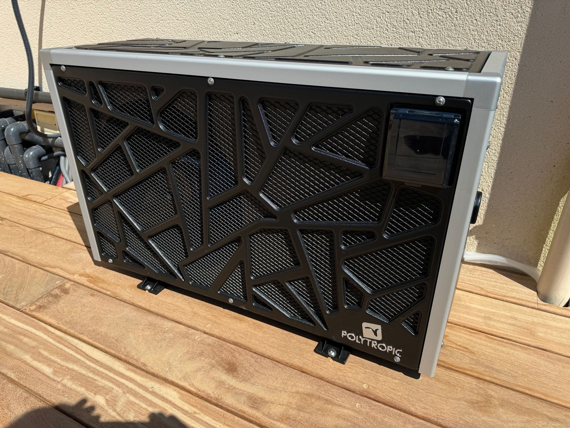 Cache de pompe à chaleur sur une terrasse en bois