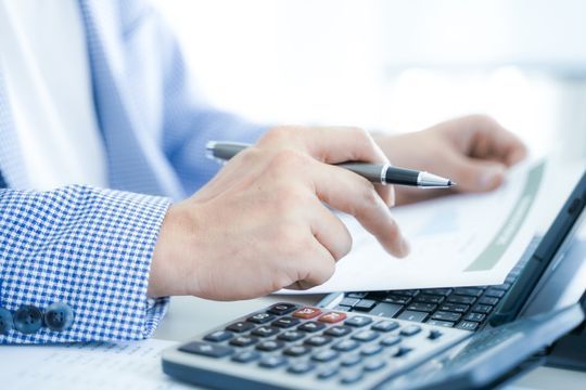 Henkilö laskee laskimella