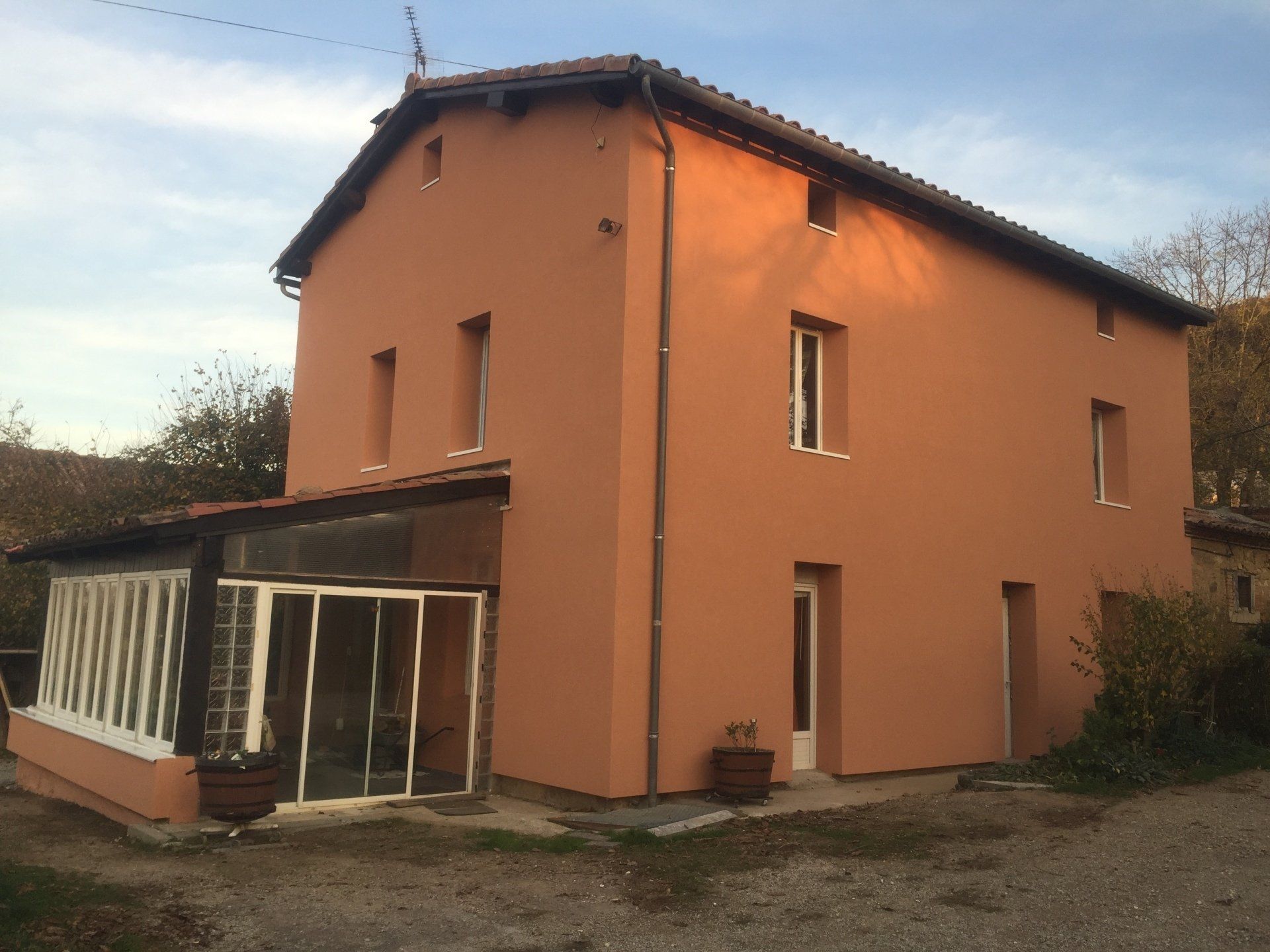 Maison couleur orange avec véranda