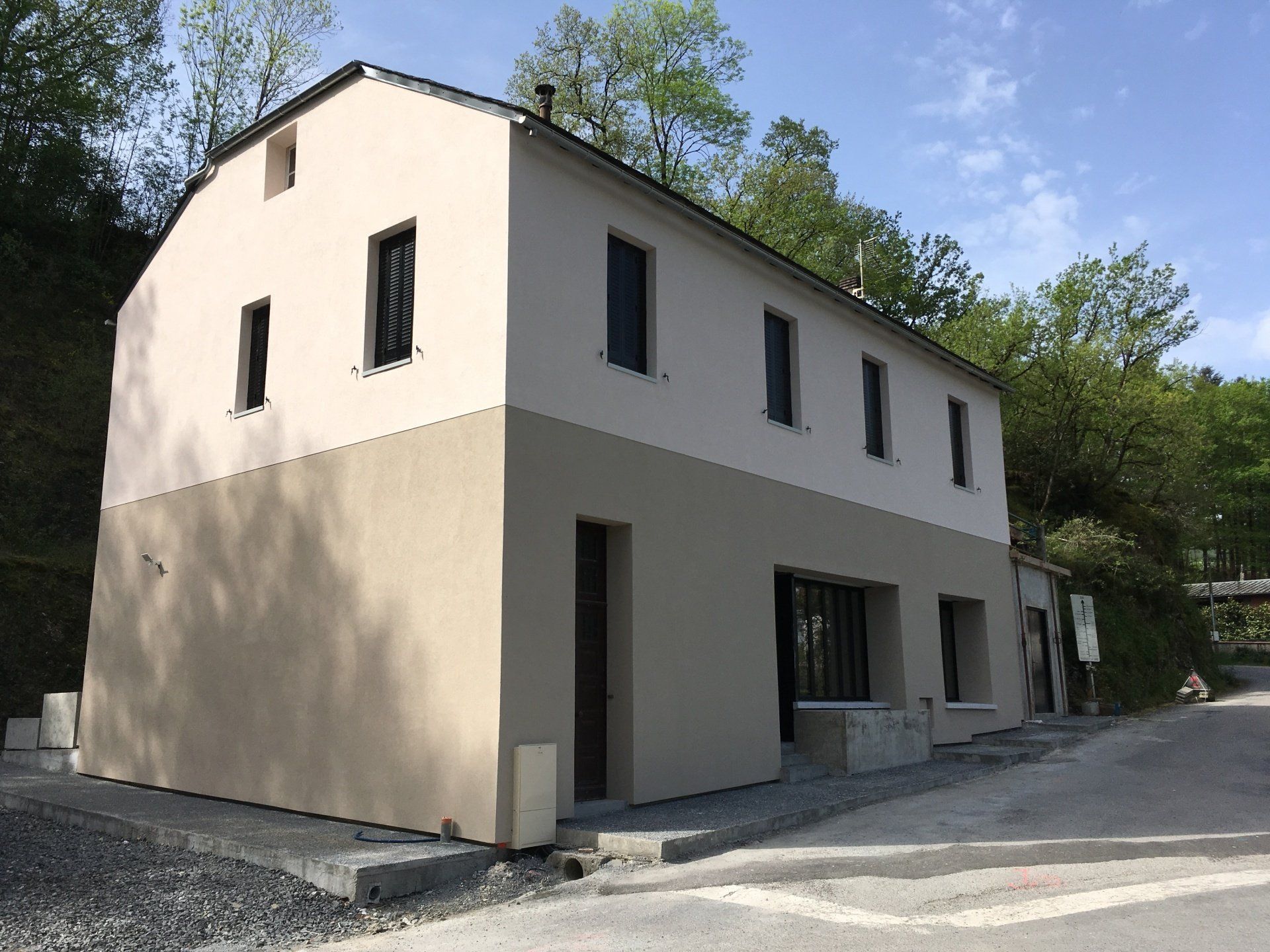 Vue de côté d'une maison rénovée