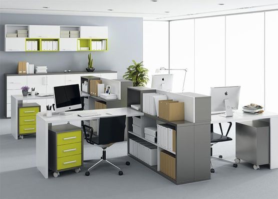 Una sala de estar con sofá, sillas, mesa de café y escaleras.