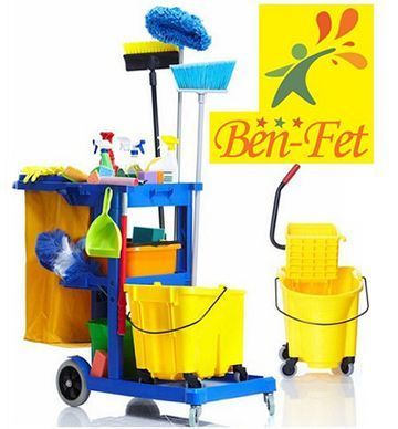 Un carrito de limpieza azul y amarillo con un balde y un trapeador amarillos.