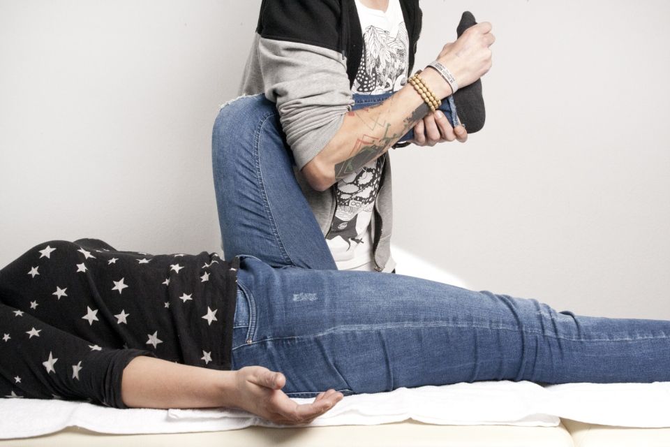 Behandlung am gebeugten Knie