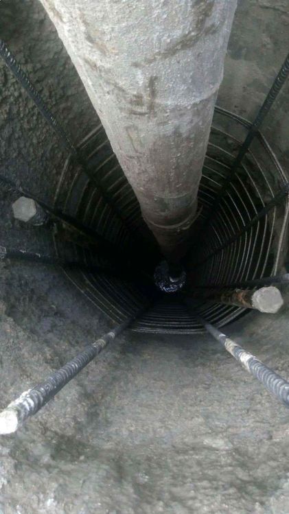 Un hombre está parado en medio de un pozo de concreto.