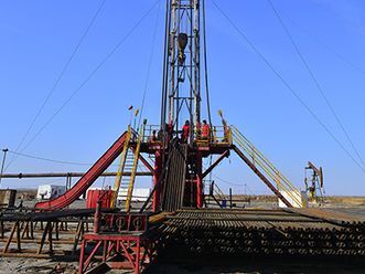 Una gran plataforma petrolera está situada en el medio de un campo.