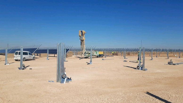 Se están construyendo una hilera de paneles solares en el desierto.