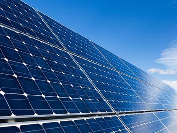 Una fila de paneles solares contra un cielo azul