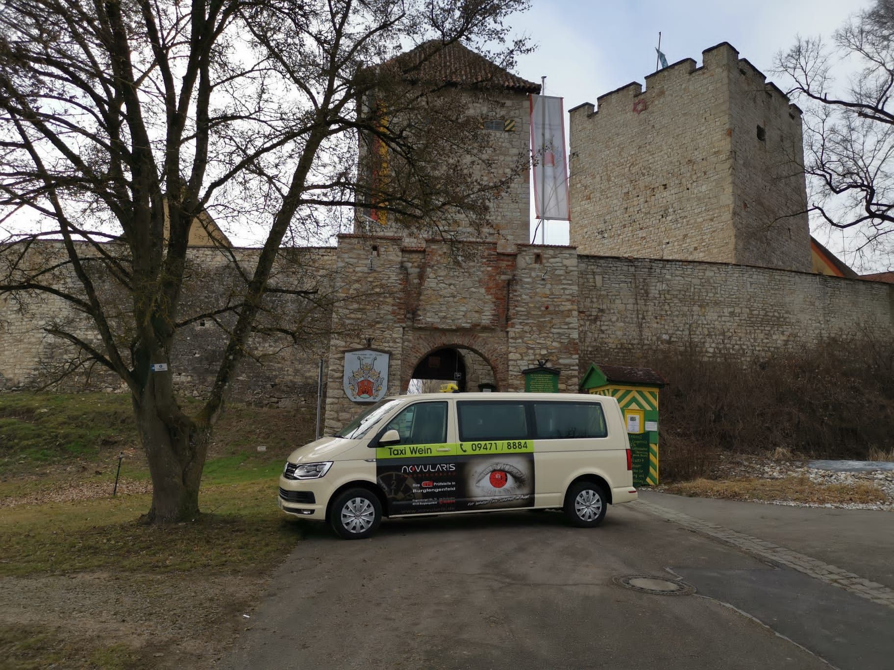 Eine Reihe Taxis vor einem Flughafen