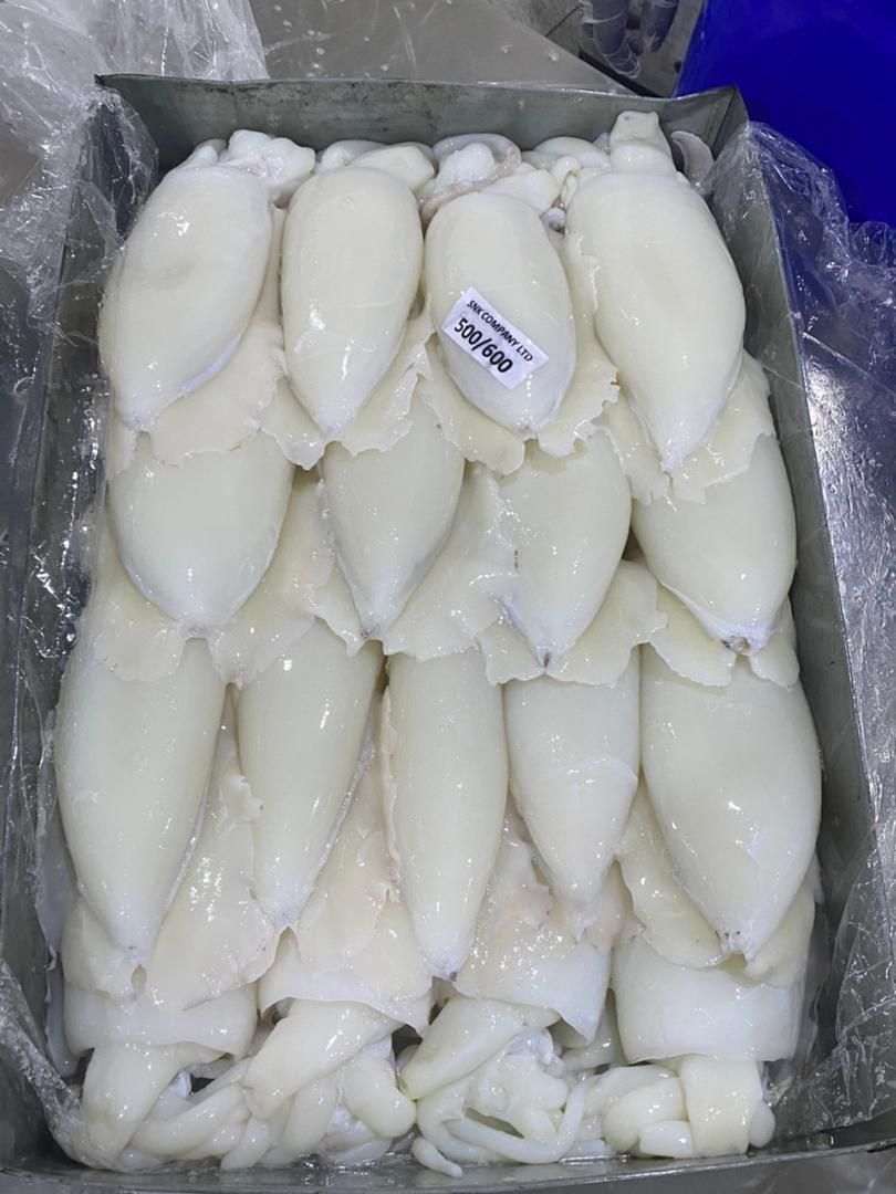 Una caja de calamares congelados está sobre una mesa.
