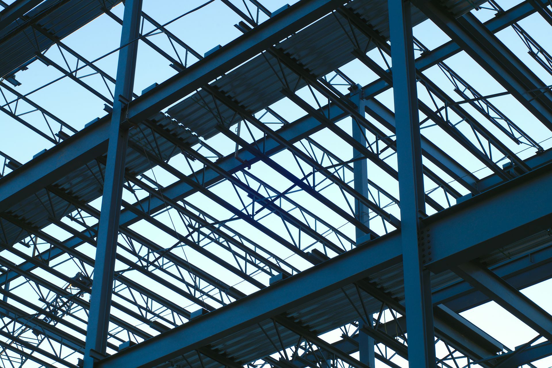 Structure en acier et toiture en verre d'un bâtiment moderne en construction, vue d'en bas