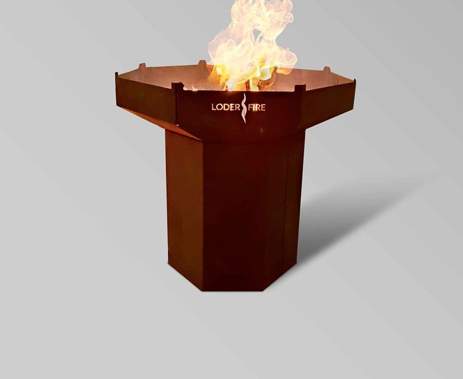 Sechseckige Feuerstelle mit Flammen, brauner Stahl, Loder Fire-Logo.