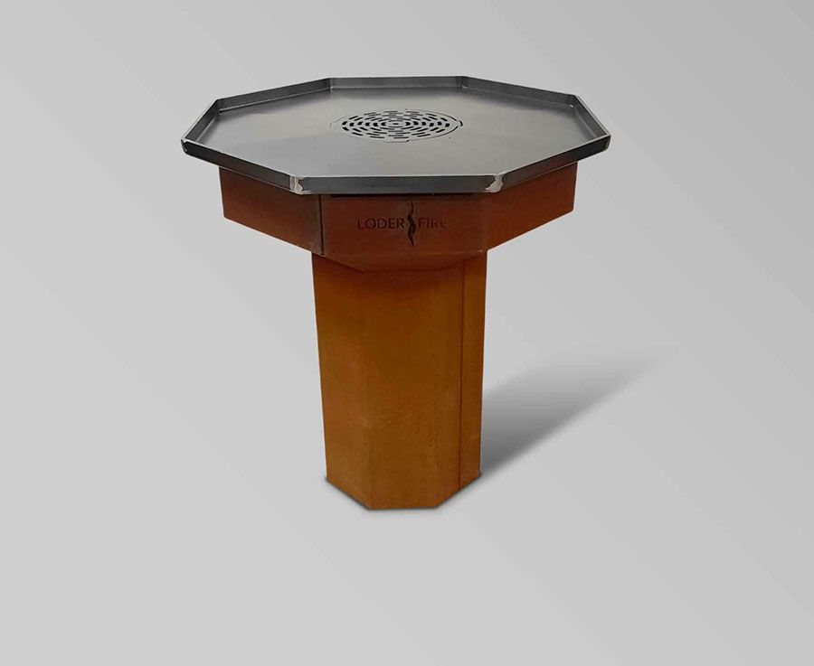 Sechseckiger Außengrill auf einem rostfarbenen Sockel.