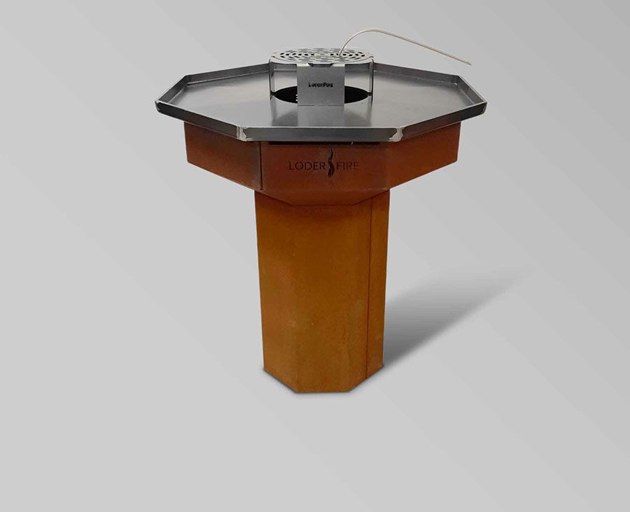 Eine rostfarbene achteckige Feuerstelle mit einer Grillplatte aus Edelstahl auf einem passenden Sockel vor einem weißen Hintergrund.