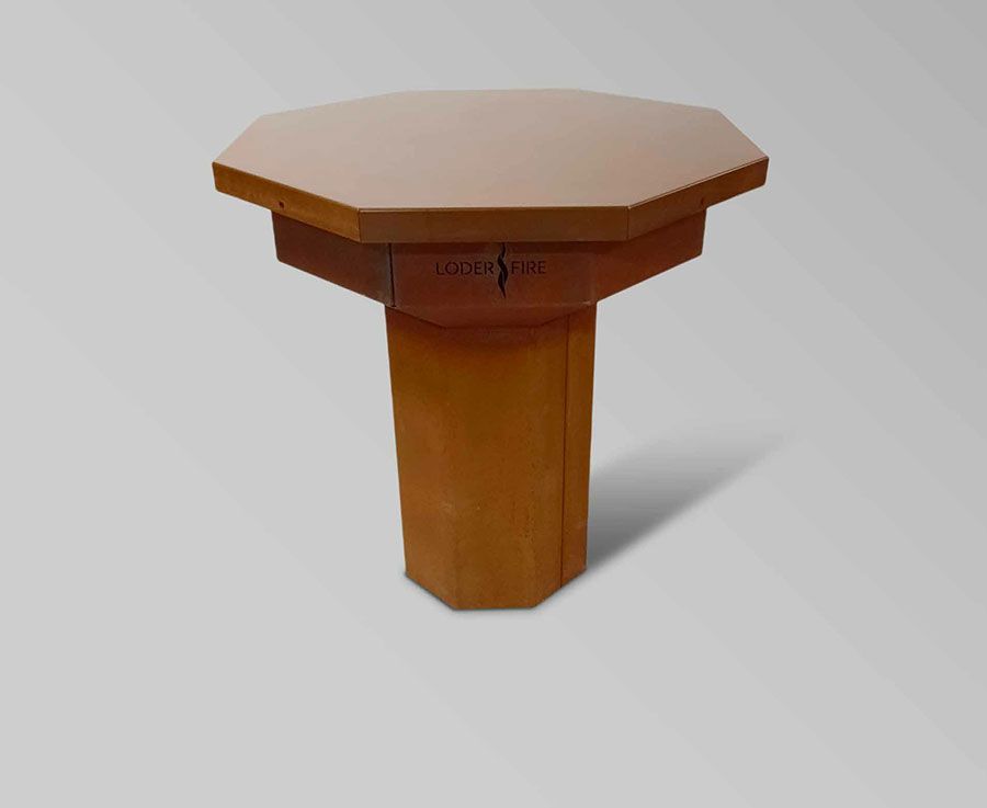 Sechseckiger Holztisch, hellbraune Platte, zylindrische Basis, auf weißem Hintergrund.