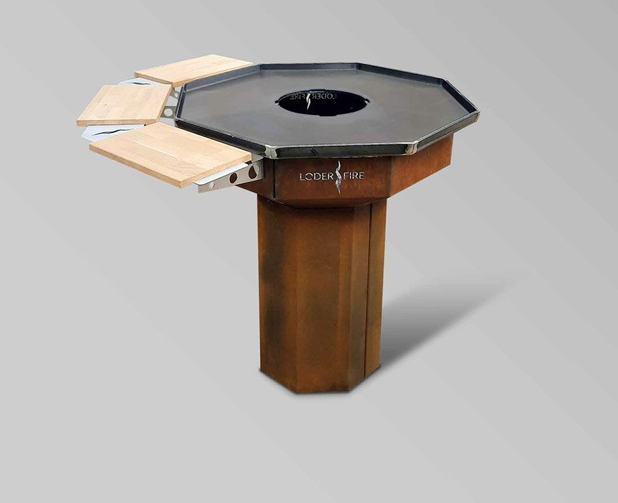 Außengrill mit Beistelltischen; achteckiges Design, dunkle Metall-Kochfläche, brauner Sockel.