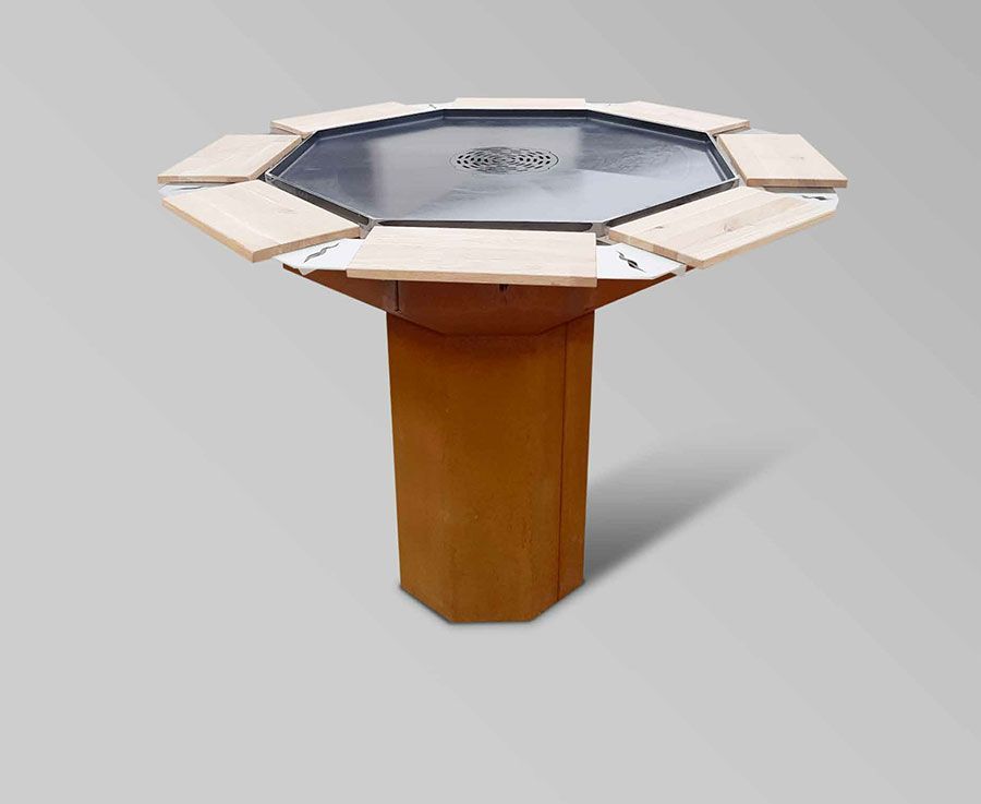 Achteckiger Grilltisch für den Außenbereich mit Holzverlängerungen auf einem verrosteten Metallsockel.
