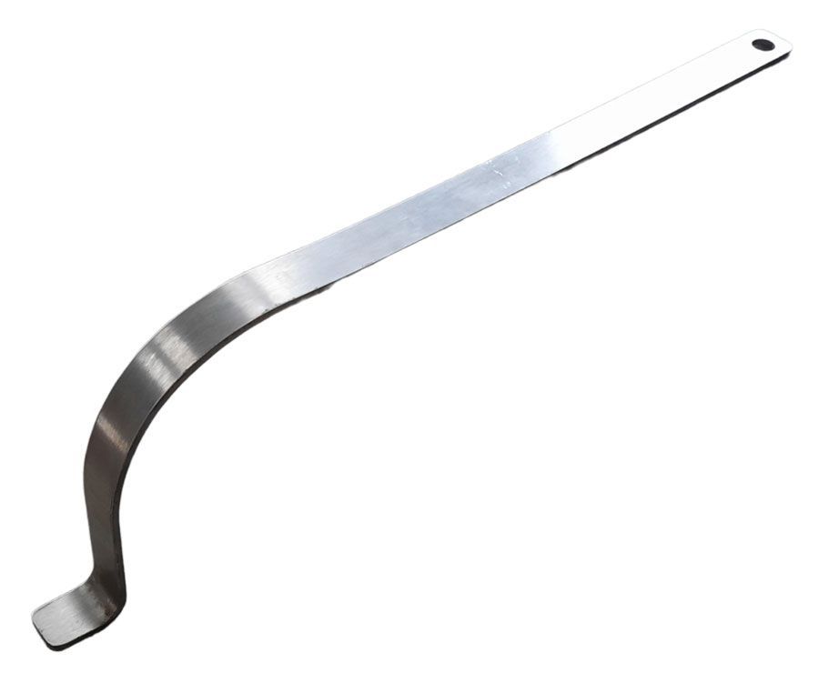 Silberner Schuhlöffel aus Metall mit gebogenem, abgewinkeltem Griff.