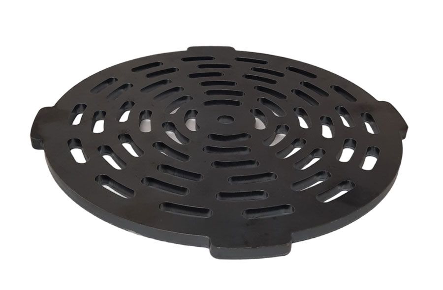 Schwarzes ovales Heißluftfritteusen-Zubehör mit Schlitzdesign.