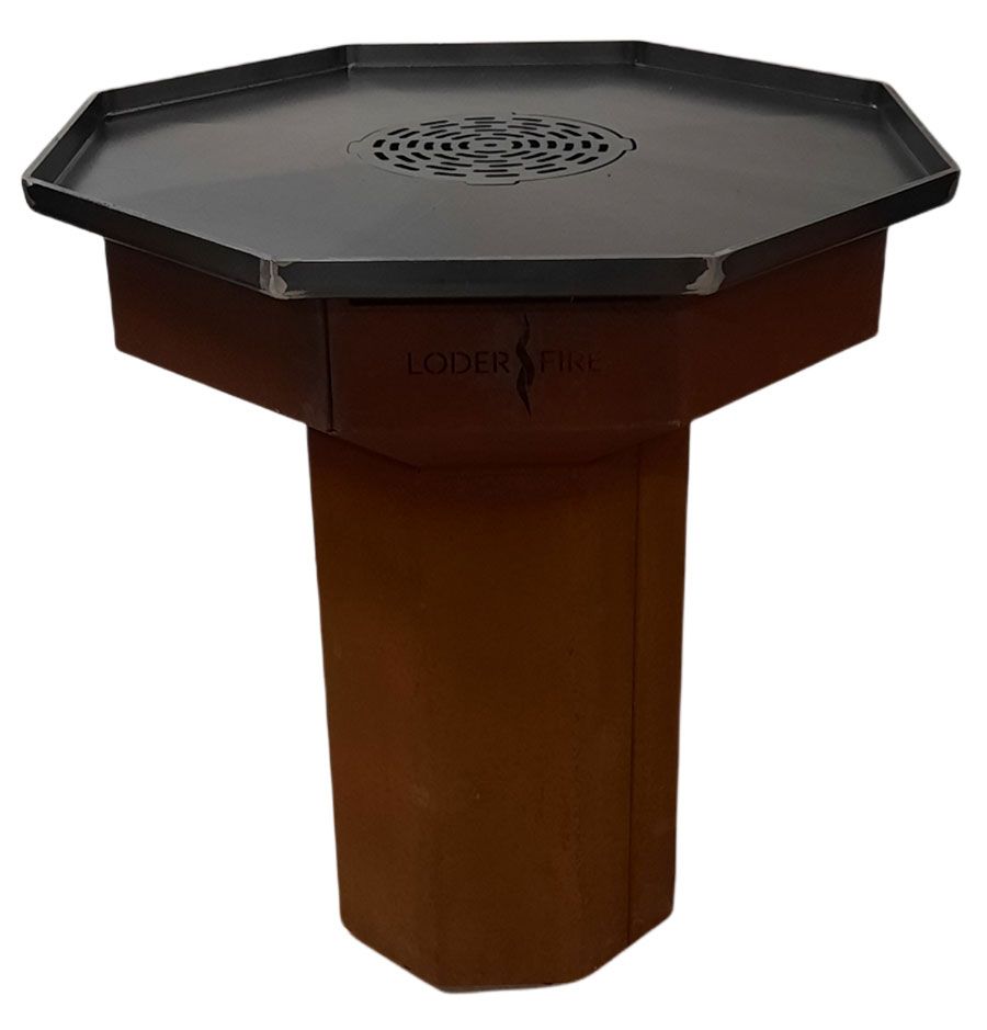 Sechseckige, rostbraune Feuerstelle mit flacher Oberseite, eingebautem Rost und einem hohen, passenden Sockel.