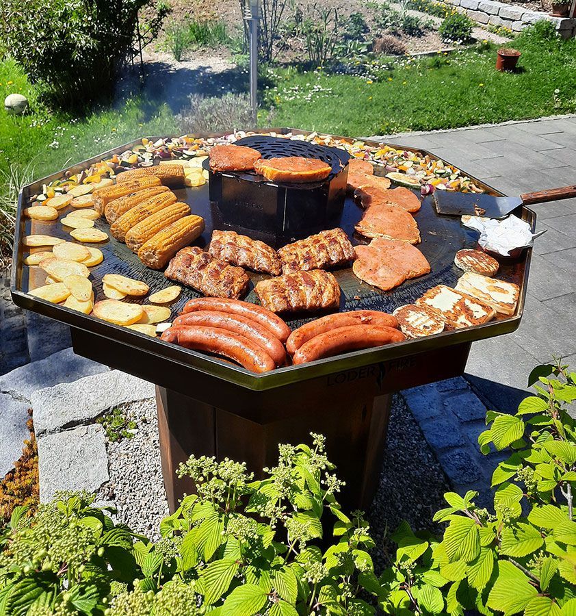 Großer Außengrill zum Kochen verschiedener Speisen.